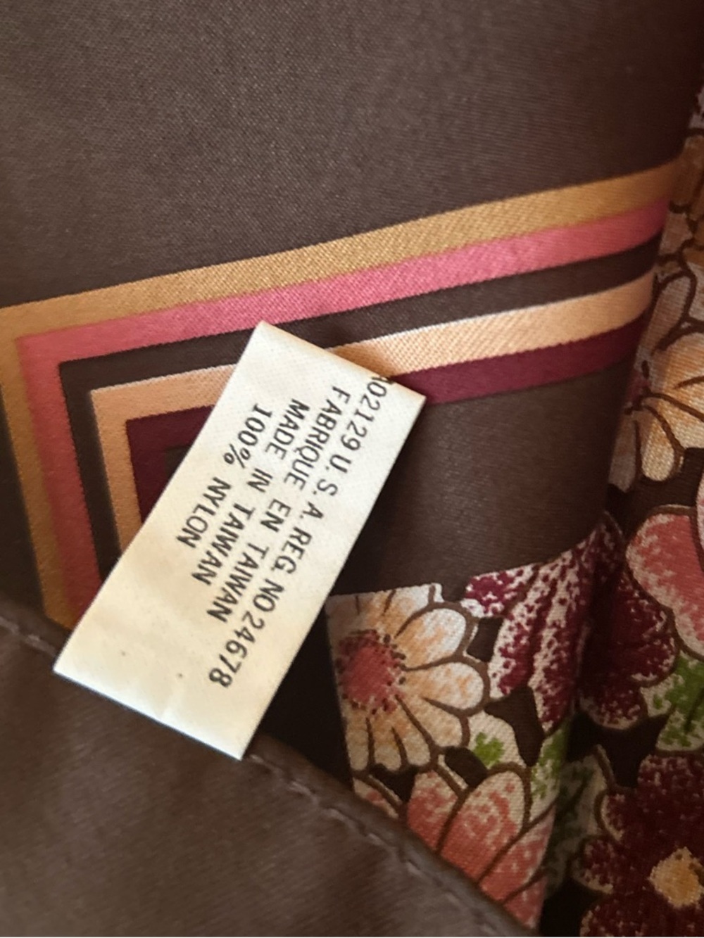 ✌️4 for $20✌️ Vintage nylon scarf - Picture 5 of 7